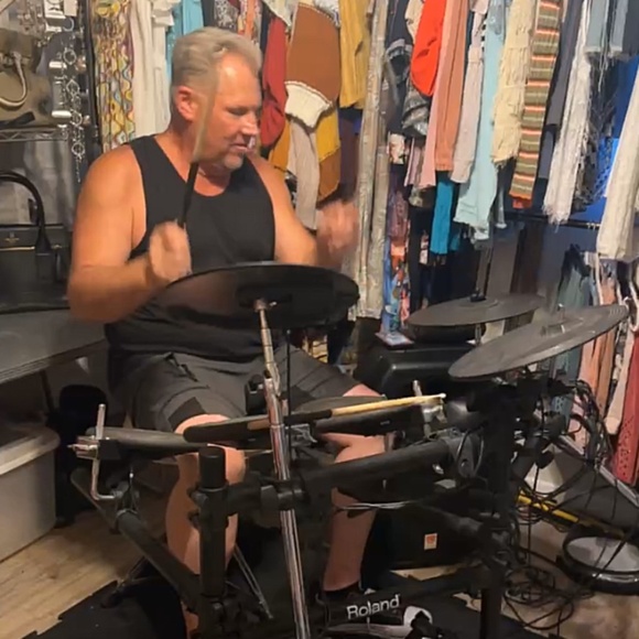 Meet your Poshers , Erin & Darryl - Picture 4 of 7